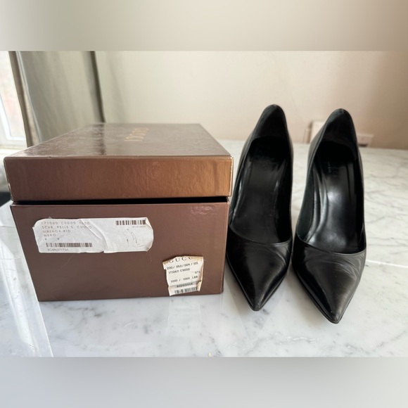 Gucci black leather heels with bamboo accent on heel. - Picture 8 of 8